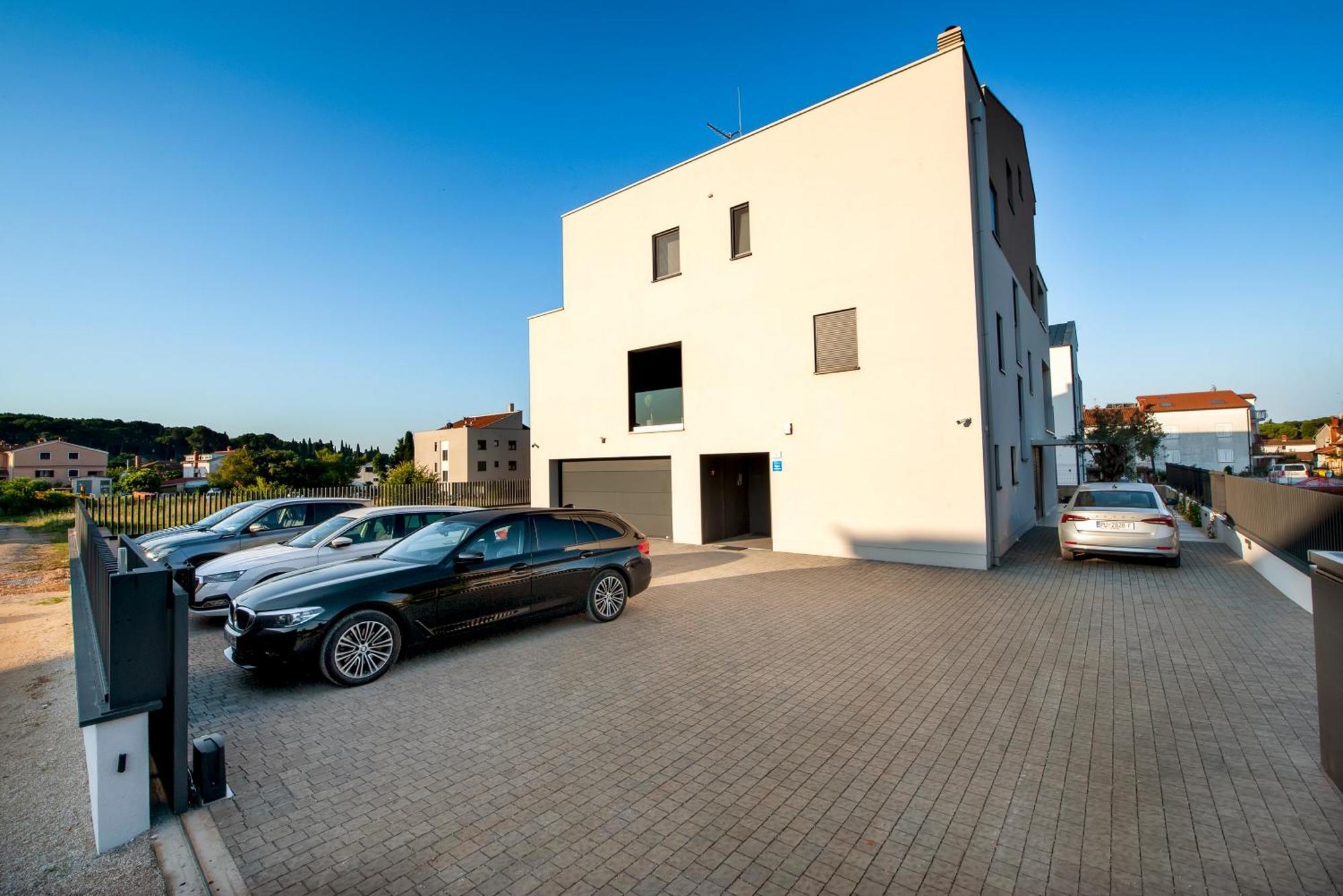 Apartment 4r Royal Rojnic 2